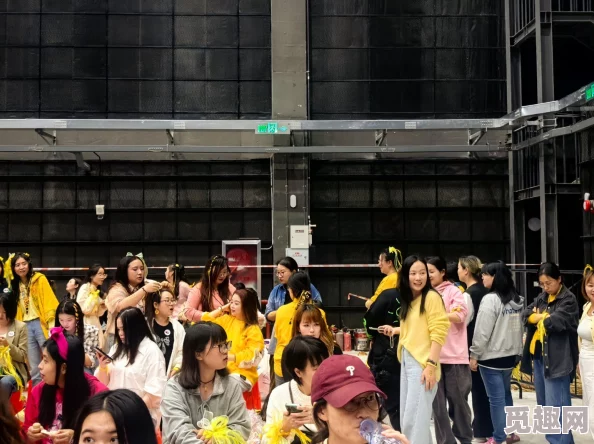 黄色激情四射：震惊！一场意外的艺术展引发了观众们的热烈讨论与情感共鸣，现场气氛火爆异常！