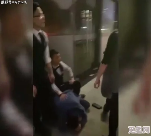 震惊！男生脱女生衣服还吻下面还揉胸视频曝光，引发网友热议与强烈反响！