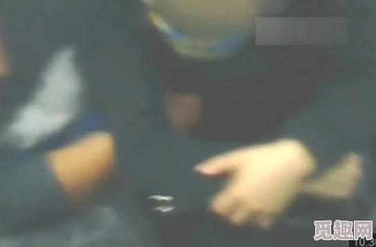 震惊！男生脱女生衣服还吻下面还揉胸视频曝光，引发网友热议与强烈反响！