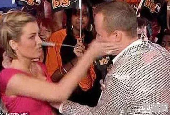 男人撕开美女胸罩揉她大胸吻,社交媒体热议:这场争议背后的性别平等与尊重问题引发广泛讨论 男人撕开美女胸罩揉她大胸吻,社交媒体热议:这场争议背后的性别平等与尊重问题引发广泛讨论