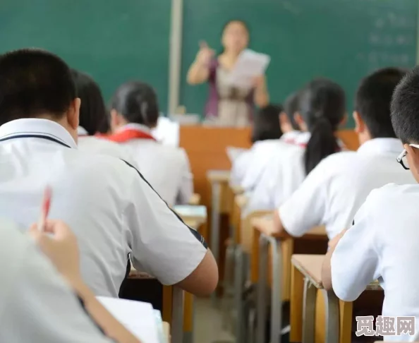 上课打开老师的开关，竟引发课堂大混乱，学生们纷纷惊呼不已，场面一度失控！