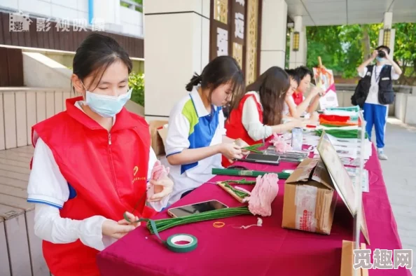 年轻的女学生在校园内积极参与各类社团活动，展现出多才多艺的一面，引发同学们的广泛关注与赞赏