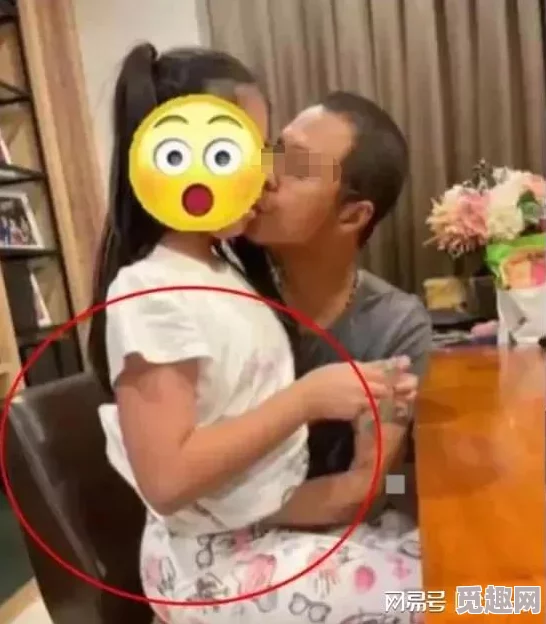 男女亲吻摸屁股吻胸网友认为这种行为在公共场合不太妥当，容易引发误解和争议，应该尊重他人的个人空间