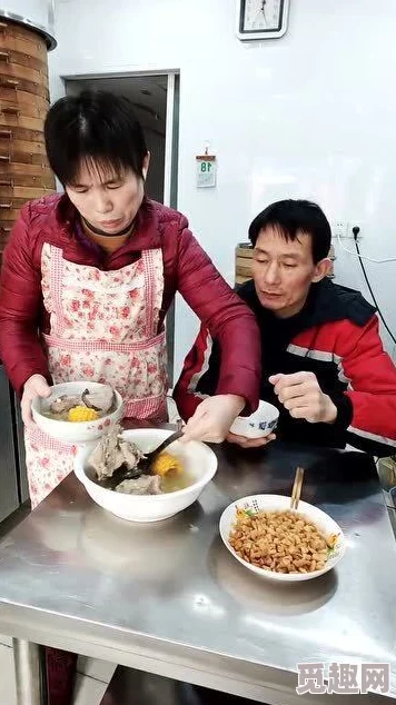 老狼老婆最近在家中开设了小型烘焙坊，制作各种美味糕点分享给邻居们