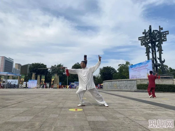 广西公园里的老年镖客在晨练中展示传统武术风采