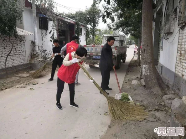 太深了疼别进了满了小区业主自发组织清理垃圾改善环境