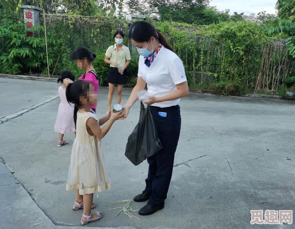 公交车一个接一个的c我视频近日某城市公交车频繁出现故障导致乘客滞留