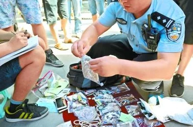 黄色三级电影地下交易曝光警方查获大量非法光碟