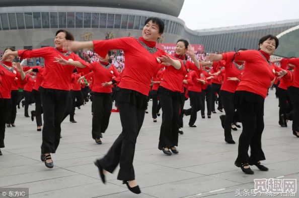 操中国老太太据说广场舞大赛后老太太赢了辆电动车